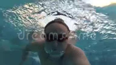 活泼的年轻人在游泳池，水下观景。 假期暑期时间.. 操作摄像机